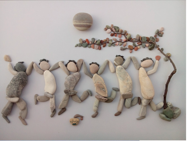 art made out of pebbled during the Syrian refugee crisis